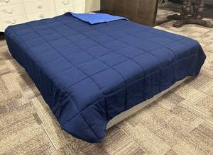 lot 418 image: Room Essentials Queen Comforter