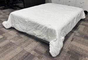 lot 420 image: Threshold King Comforter - White