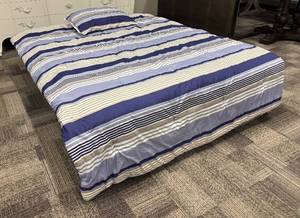 lot 423 image: Max Studio Home Twin Comforter with Pillowcase