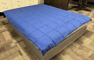 lot 424 image: Room Essentials Twin Comforter