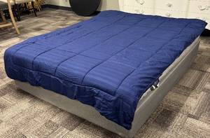 lot 431 image: Spyder Twin Comforter - Navy Blue Quilted Box Stitch