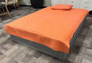 lot 433 image: Room Essentials Twin Bedspread With Sham - Orange Quilted