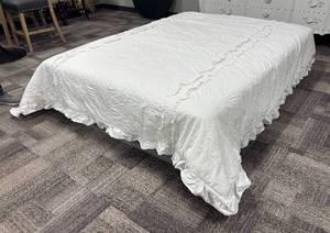 lot 435 image: Simply Shabby Chic Queen Comforter