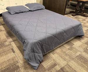 lot 439 image: Room Essentials Full-Size Comforter with Pillowcases