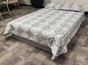 lot 441 image: Gray & White Queen Comforter with 2 Pillow Shams