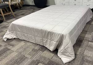 lot 444 image: Room Essentials Queen Comforter