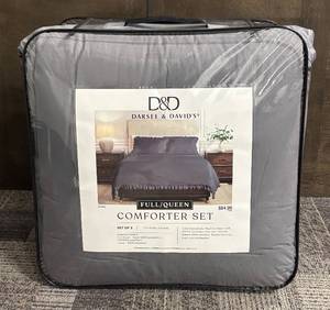 lot 445 image: New Darsee & Davids FullQueen Comforter with Two Pillow Cases