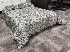 lot 446 image: King Duvet Cover with Insert & 2 Pillow Shams - Paisley Navy Print
