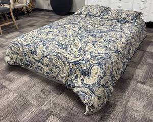 lot 449 image: Queen Size Duvet with Insert & 2 Pillow Shams