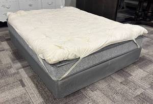 lot 450 image: Queen Size Pillow Top Mattress Pad