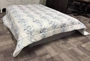 lot 455 image: Cabbage & Roses King Comforter