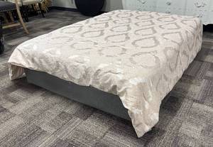 lot 459 image: Envogue Queen-Size Pink Damask Comforter