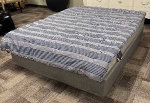 lot 460 image: Tommy Hilfiger Twin Size Comforter - Navy White Stripes