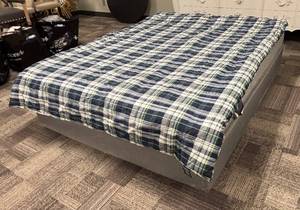 lot 461 image: Ralph Lauren Twin Comforter