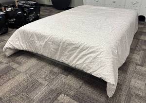 lot 462 image: Shabby Chic Queen Damask Comforter