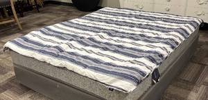 lot 463 image: Tommy Hilfiger Twin Comforter - Striped Bedding