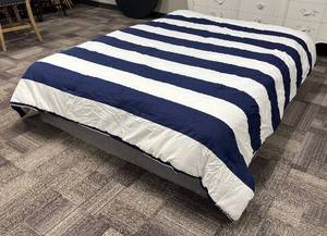 lot 464 image: Tommy Hilfiger Queen Comforter - Striped Bedding