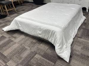 lot 465 image: Nicole Miller Home King Comforter