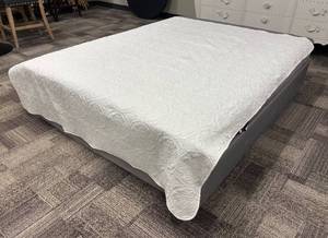 lot 467 image: Cynthia Rowley Twin Bedspread - White Quilted Pattern