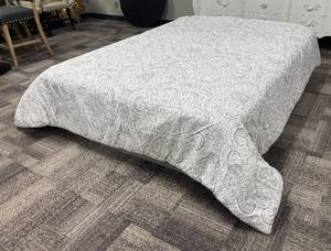 lot 468 image: Gray & White Paisley Queen Comforter