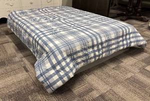 lot 469 image: Tommy Hilfiger Queen Comforter