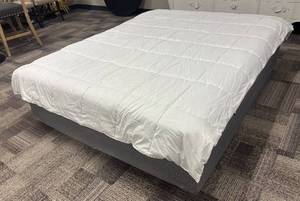 lot 477 image: Room Essentials Twin XL Comforter - White Quilted