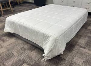 lot 478 image: Room Essentials FullQueen Comforter