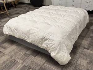 lot 479 image: FullQueen Comforter - White Quilted Box-Stitch