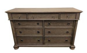 lot 40 image: Thomasville Dresser - 66 x 20 x 42 in - Missing Drawer Pull
