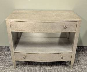 lot 597 image: Hooker Furniture Console Table - 37 in L x 19 in D x 32 in H