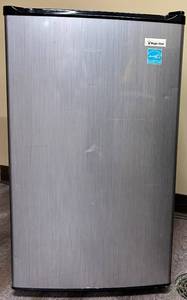 lot 938 image: Magic Chef Mini Refrigerator - Compact Stainless Steel Energy Star
