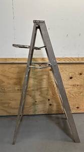 lot 142 image: 6 foot ladder