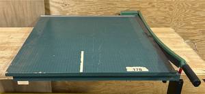 lot 184 image: Guillotine Paper Cutter 31 x31