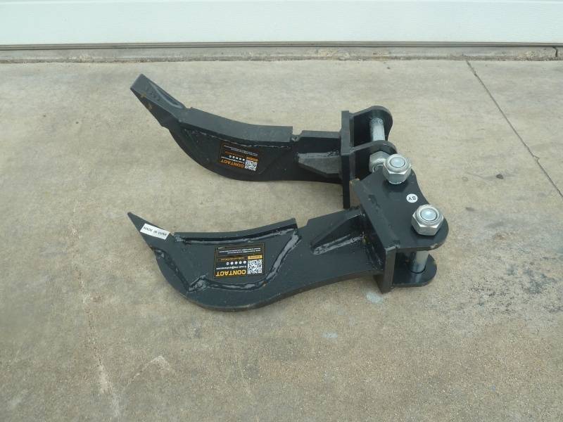 lot 36 image: Wolverine Mini Ripper Tooth