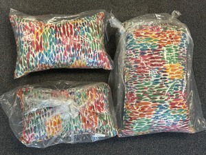 lot 18 image: Decorative Pillow Set