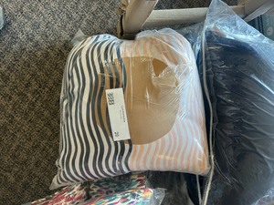 lot 20 image: Decorative Pillow Set