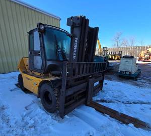 lot 4 image: 2019 Hyundai 70D-9 Diesel Forklift w Cab, Heat & AC - For Repair