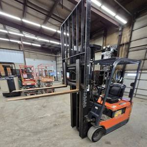lot 19 image: 1999 Toyota 5FBE15 36V Electric Forklift