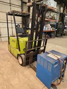 lot 20 image: 1984 Clark TM15 24V Electric Forklift with Charger