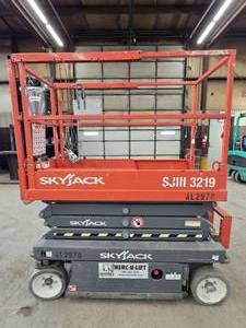 lot 26 image: 2017 SkyJack SJIII3219 Scissor Lift