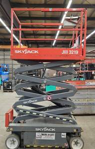 lot 27 image: 2017 SkyJack SJIII3219 Scissor Lift - For Repair