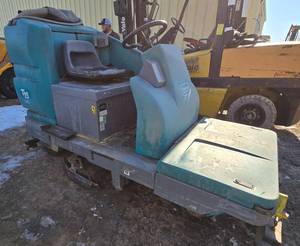 lot 30 image: Tennant T15 Ride On Floor Scrubber - For Parts or Repair