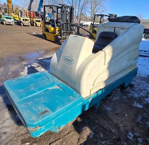 lot 31 image: Tennant 7200 Ride On Floor Scrubber - For Parts or Repair