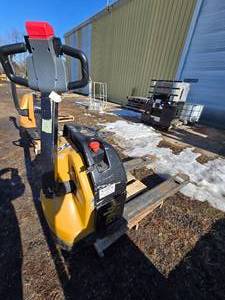 lot 35 image: 2015 Big Joe D40 Pallet Jack - For Repair