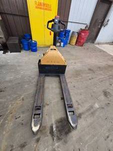 lot 38 image: 2022 Big Joe E30 Pallet Jack