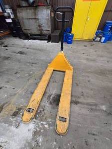 lot 40 image: Lift Rite 5500lb Manual Pallet Jack