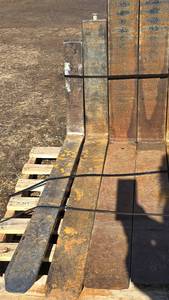 lot 42 image: 2 Sets of Forks