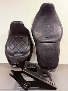 lot 22 image: Harley Touring Custom Seat Set &amp Quick-Release Tour-Pak Rack (20092024)
