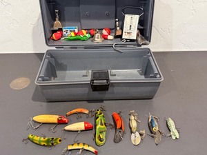 lot 25 image: &nbspVintage Mid-Century Fishing Collection Helin Flatfish, Bass Oreno &amp Tackle Kit