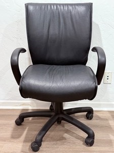 lot 27 image: SitOnIt Seating Glove Mid-Back Executive Leather Conference Chair - Black